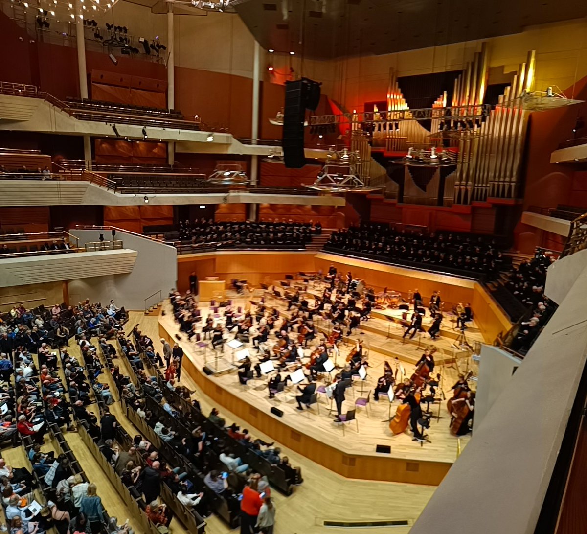 The #RushHour #NewPerspective of the @the_halle and @hallechoir at the @BridgewaterHall with new principle conductor Kahchun Wong. #NewEra