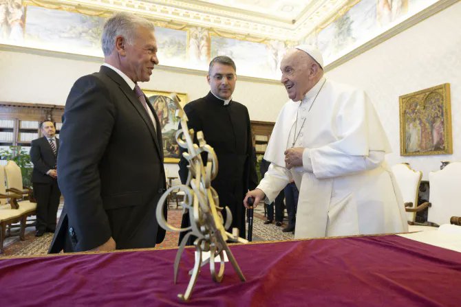 🇻🇦🇯🇴Pope Francis meets with King Abdullah II of Jordan at the Apostolic Palace of Vatican البابا فرنسيس يلتقي ملك الأردن عبدالله الثاني في القصر الرسولي الفاتيكانيّ #ChristiansMENA (1/3)