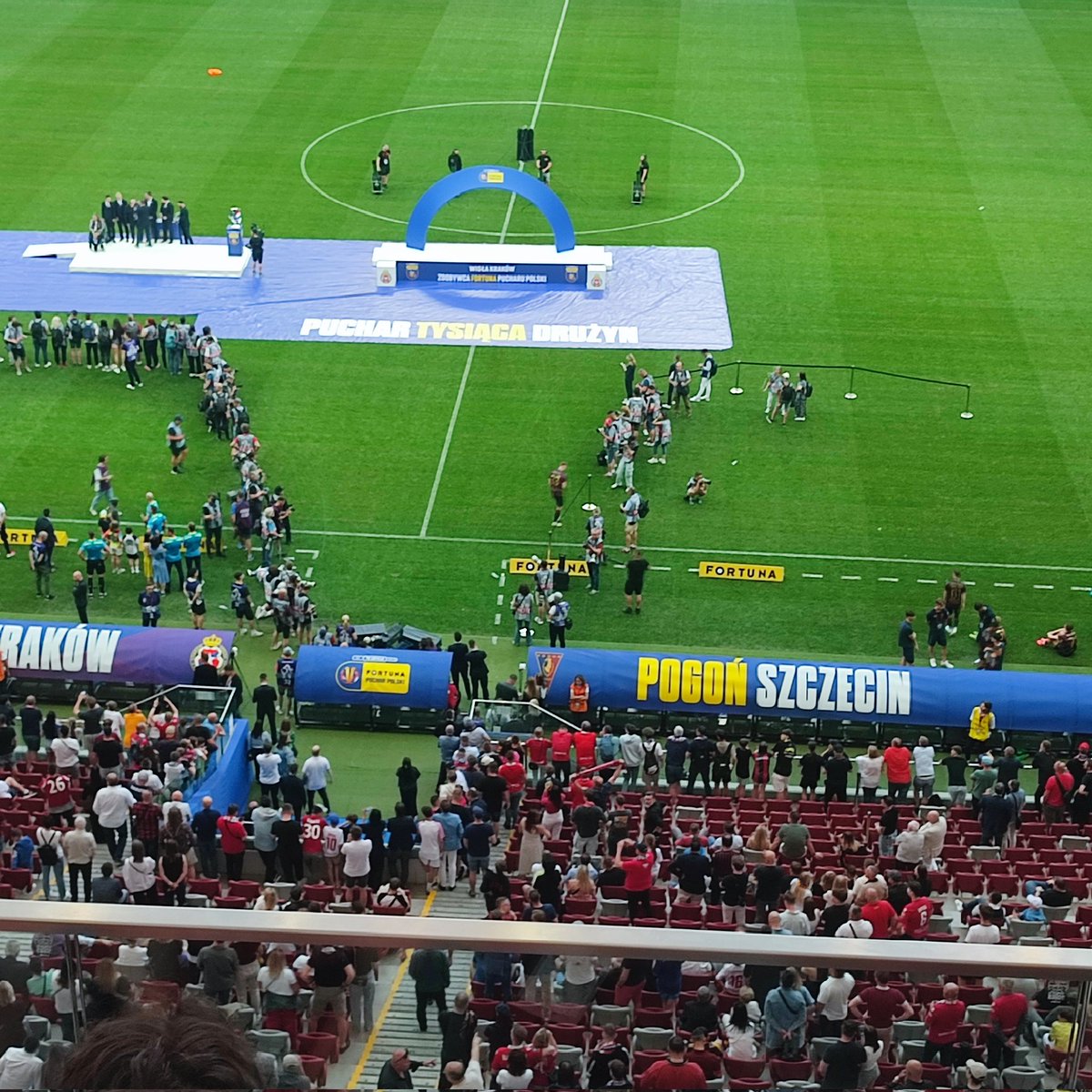 Kacper_Chojnas's tweet image. Część piłkarzy Pogoni zdejmuje medale.
Co o tym sądzicie? #POGWIS