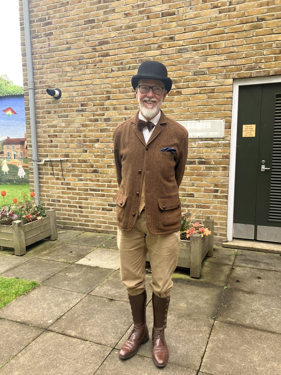 We felt this teacher from Belleville School had to be celebrated for his fabulous Victorian look! He certainly understood the 'immersive' nature of our Victorian School workshop.
#immersiveexperience #victorianschool
#victorianschoolchildren #victorianworkshops