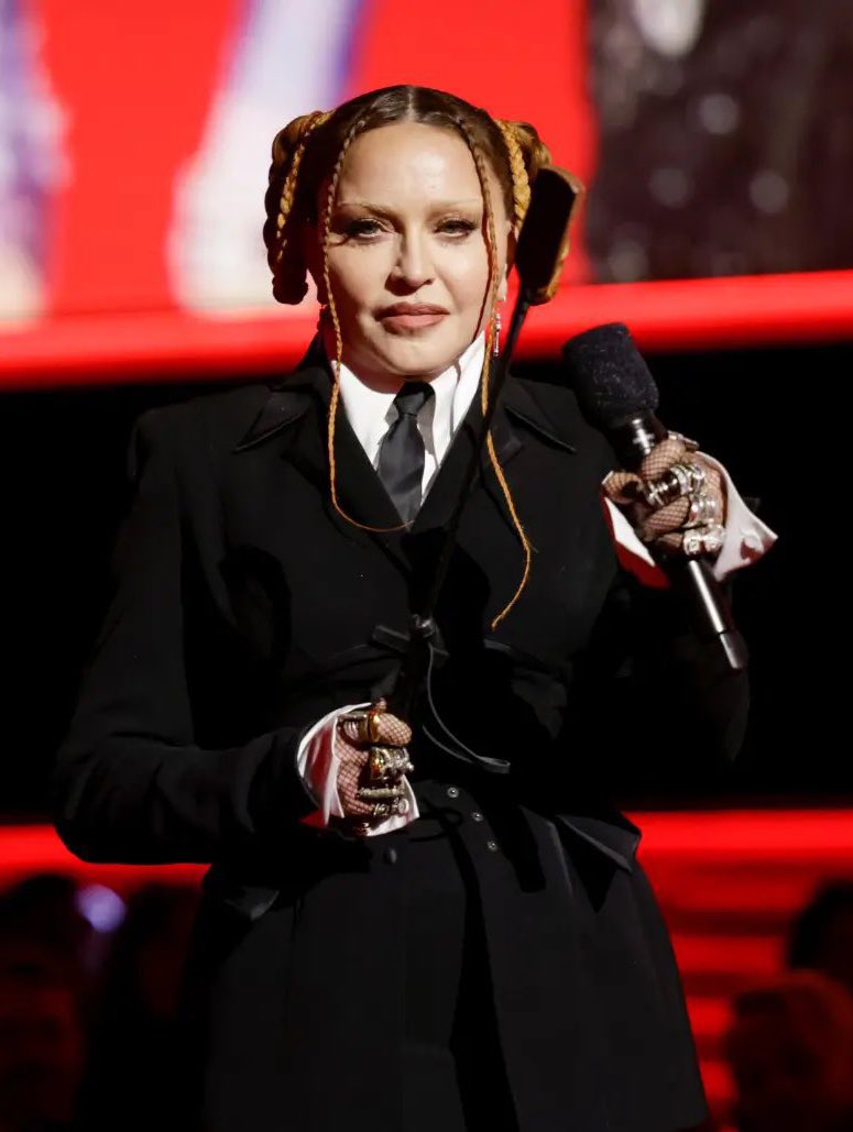 De acordo com o UOL, Madonna anda incomodada com o calor e já até reclamou do Sol - e do barulho feito pelos fãs na calçada em frente ao Copacabana Palace, no Rio de Janeiro. 'Ela reclama de tudo, inclusive que não pode olhar muito pra ela', disse um funcionário.