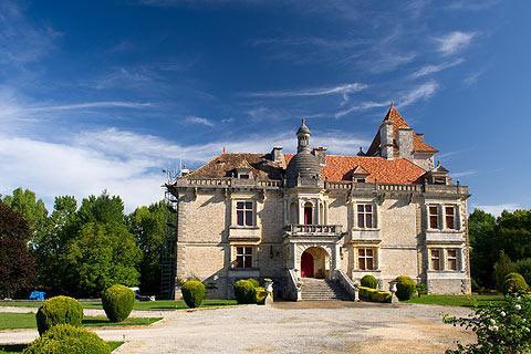 EveFlament's tweet photo. Quelqu’un investirait avec moi ? 😇
Je l’admire chaque été, inquiétant à la tombée du jour je l’ai appelé le château de Dracul 😈
Centre spirituel, de formation, maison close… on peut en faire des trucs !
2.5 millions ça se trouve ! 😉
#Grandprojet #Charente https://t.co/7G2ykrDX3I