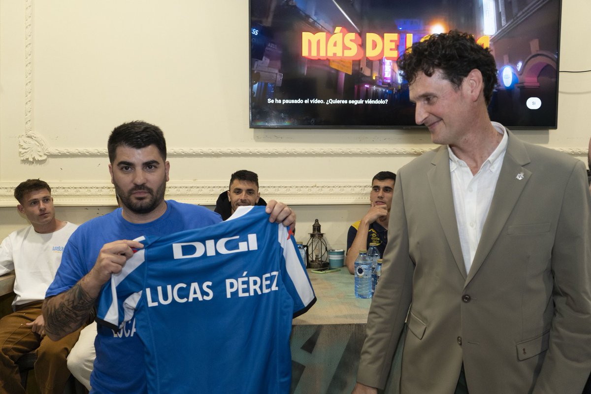 Onte tamén inauguramos a @penalucas_perez ! Coa rúa ateigada de xente! Darlle a benvida e as grazas a peña polo trato e o convite, a xogadoras e xogadores do @RCDeportivo así como aos seus representantes. Desexámovos moitos anos de vida e que sexa un éxito a peña.Fórza Dépor!💙🤍