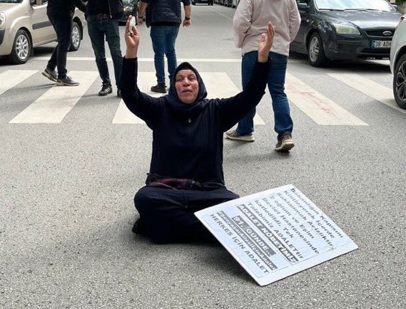 Emine Şenyaşar anaya yaşatılan zulüm, tiranlığı geçmiştir. Ahlak ve vicdan sahibi hiç kimsenin kabul edemeyeceği bir hukuksuzlukla karşı karşıyayız. Anamızın tek başına sürdürdüğü adalet eylemi er geç amacına ulaşacaktır. Ancak anamızın sesine güç katmak da inancı, ideolojisi ne…