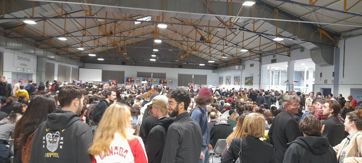 Meeting #LFI Vénissieux avec @RimaHas #MathildePanot #IdirBoumertit Ça n'a pas commencé et c'est déjà archi plein avec plein de gens debout. Et ce qu'il y a de cool avec une ville comme la nôtre c'est que l'extrême droite ne se sent pas invitée 🤣