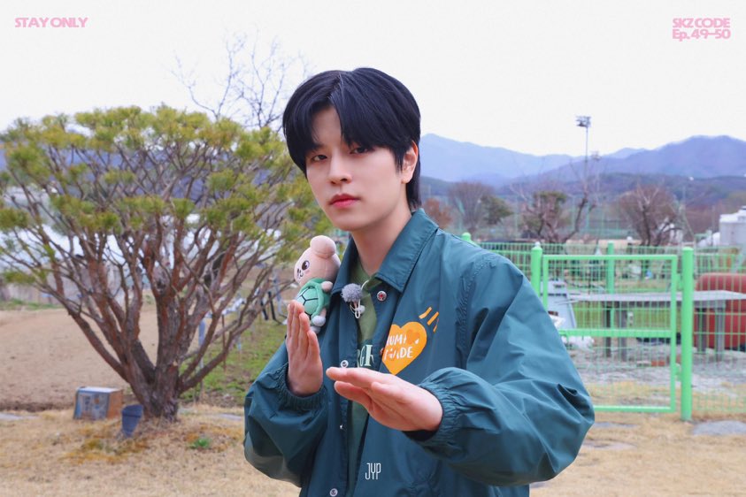 [#FOTO 02.05.24] Seungmin nos bastidores dos episódios 49 e 50 do SKZ CODE a galeria STAY ONLY. 💚 #StrayKids #스트레이키즈 #승민 #Seungmin @Stray_Kids