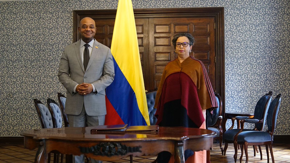 #Noticia 🗞️| Colombia tendrá nueva Embajada en Senegal, bajo el liderazgo de la Embajadora Claudia Mosquera Rosero. El Canciller (e), @LuisGMurillo, posesionó a la académica, investigadora y docente afrocolombiana como Embajadora de Colombia ante Senegal, marcando un hito…