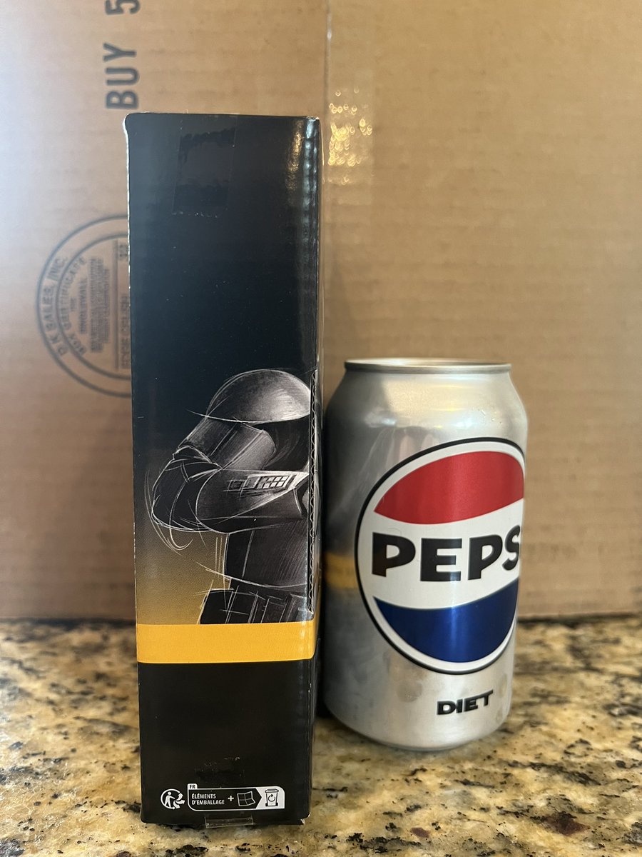 Wow, the packaging for the Phase 2 Clone and B1 2-pack is slim. Definitely not a complaint, just a surprise. Pop can for scale. @HasbroPulse #StarWars #BlackSeries