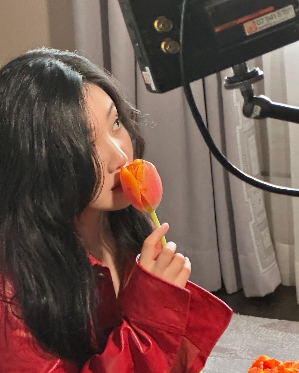 ㅤ
As I hold this vibrant tulip close, its sunshine hue mirroring the warmth in my heart. TOD'S brought me to this place where history whispers from every corner and romance hangs in the air. 셔터를 누를 때마다 베니스의 마법을 포착할 수 있는 기회처럼 느껴집니다. 𓌯 ׄ ִ  ꒱꒱
ㅤ