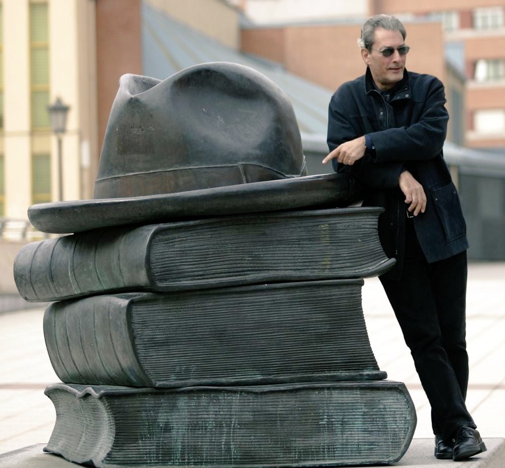 'la lecture était ma liberté, mon réconfort, ma consolation et mon stimulant favori' Paul Auster Sculpture urbaine 'Les livres qui nous unissent' Oeuvre d'Eduardo Úrculo Oviedo. Spain