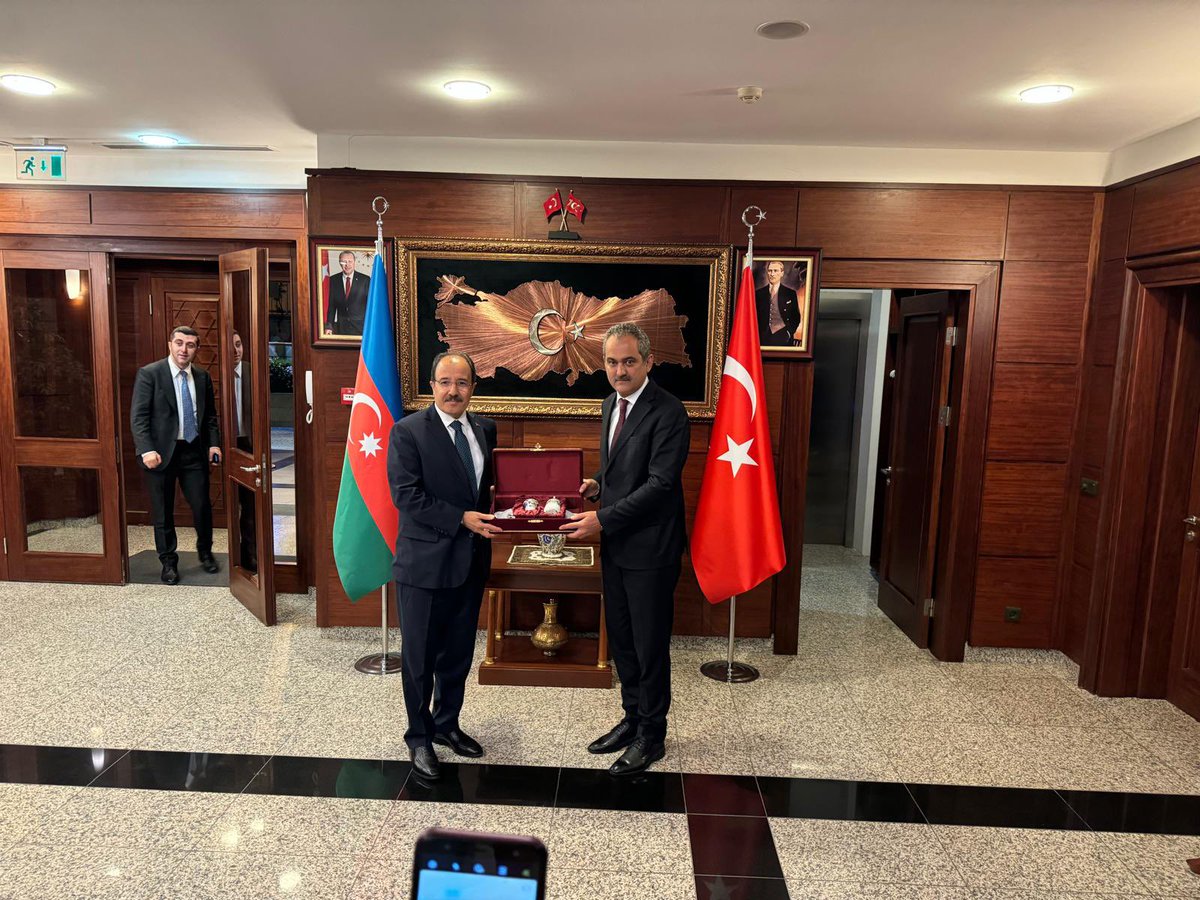 Azerbaycan’da Bakü Büyükelçiliğimizin misafiriydik. Nazik ev sahiplikleri için Büyükelçimiz @cahitbagci’ya ve kıymetli eşlerine teşekkür ediyorum.