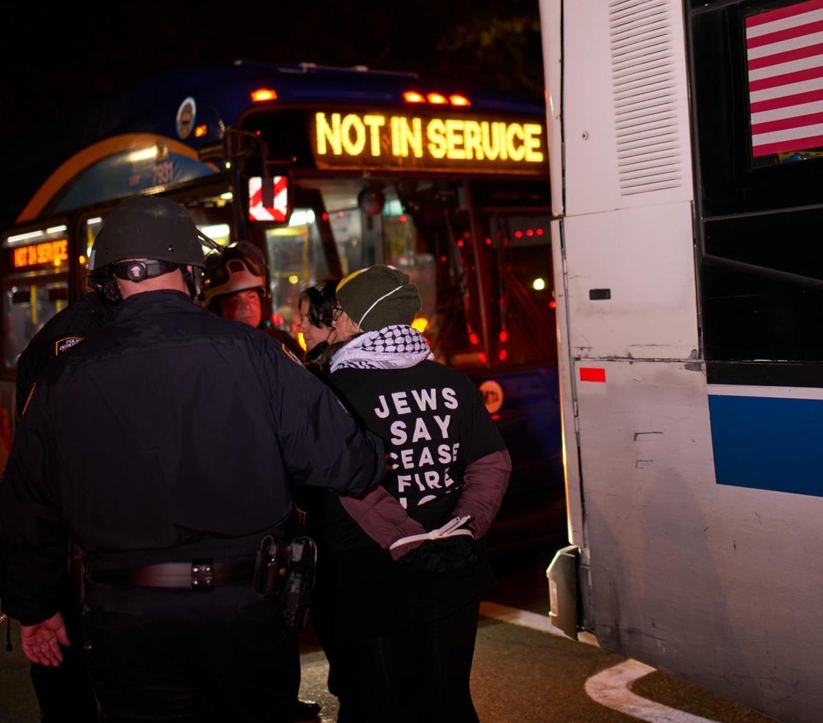 Talked to some @TWULocal100 leaders for @thenation about why MTA bus operators do not, in fact, have to act as prisoner-transport drivers after mass arrests. thenation.com/article/activi…