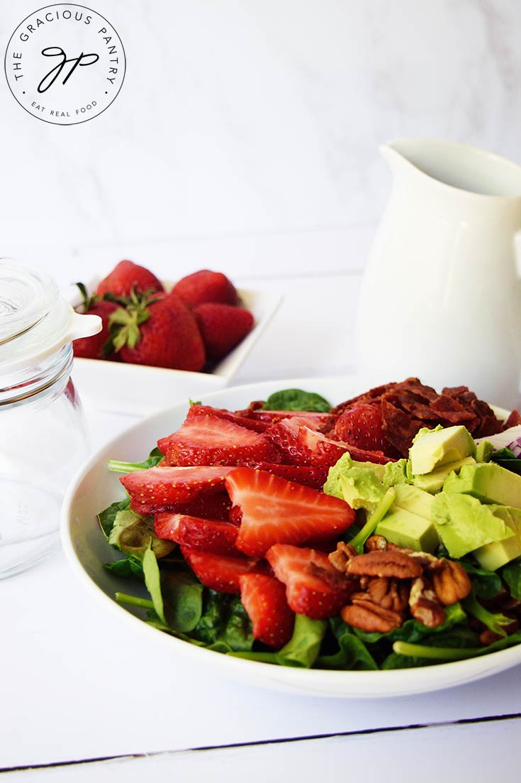 Strawberry Spinach Salad Recipe @graciouspantry thegraciouspantry.com/clean-eating-s… #NoAddedEggs #CanadaDay #SugarFreeRecipes #NoAddedDairy #PaleoRecipes #LowSodium #GreenSalads #NoAddedGluten #Salads #Vegetarian