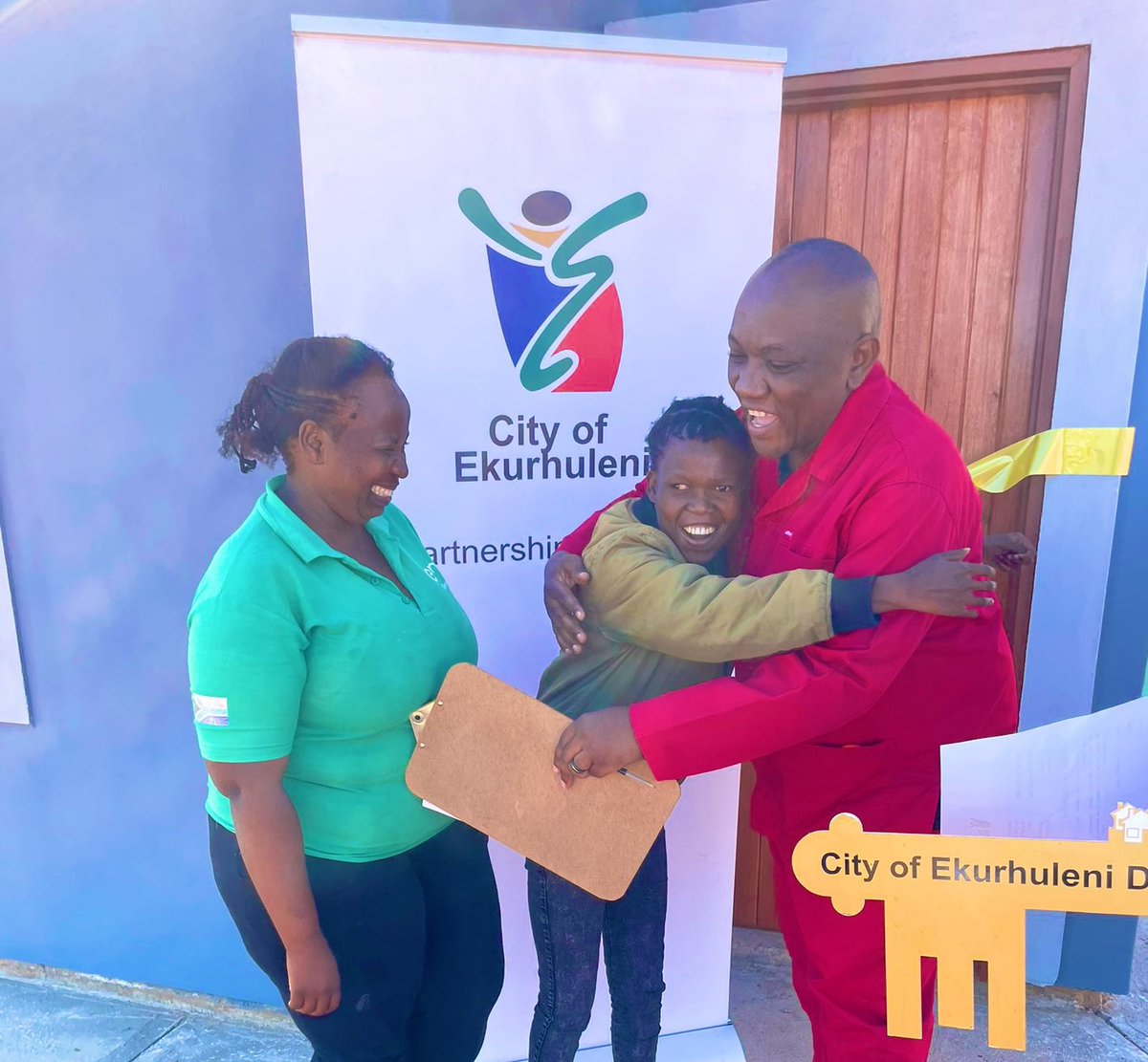 🚨ICYMI🚨

EFF MMC for Human Settlement in the City of Ekurhuleni, Fighter @KgopeloHollo handed over houses to approved beneficiaries with special needs in Benoni today. 

The EFF government will ensure that access to a home is made an inalienable right in the Constitution.…