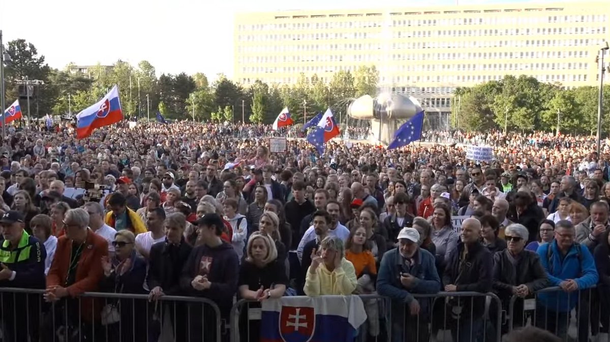 Protest proti zásahům do veřejnoprávních médií, Bratislava, Náměstí svobody. Na to, že v tom opozice nechala Progresivní Slovensko samotné, klobouk dolů. Před pár měsíci bych si na takovou účast rozhodně nevsadil.