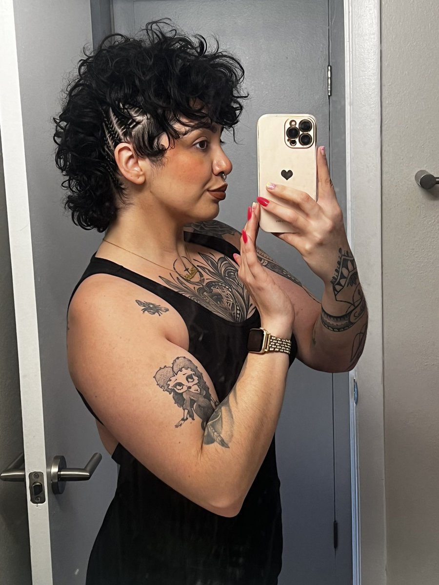 feeling cute today with my hair and muscles >:)