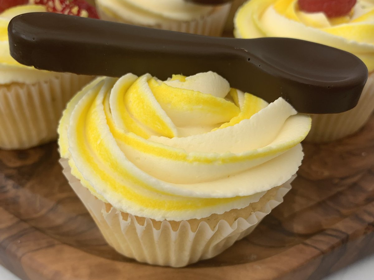 Coconut n lime zest #cupcakes with piped buttercream, that has a little lemon curd and colour in it. There’s chocolate 🥄 and raspberries to pop on them, along with a little coral tuille  #TwitterBakeAlong