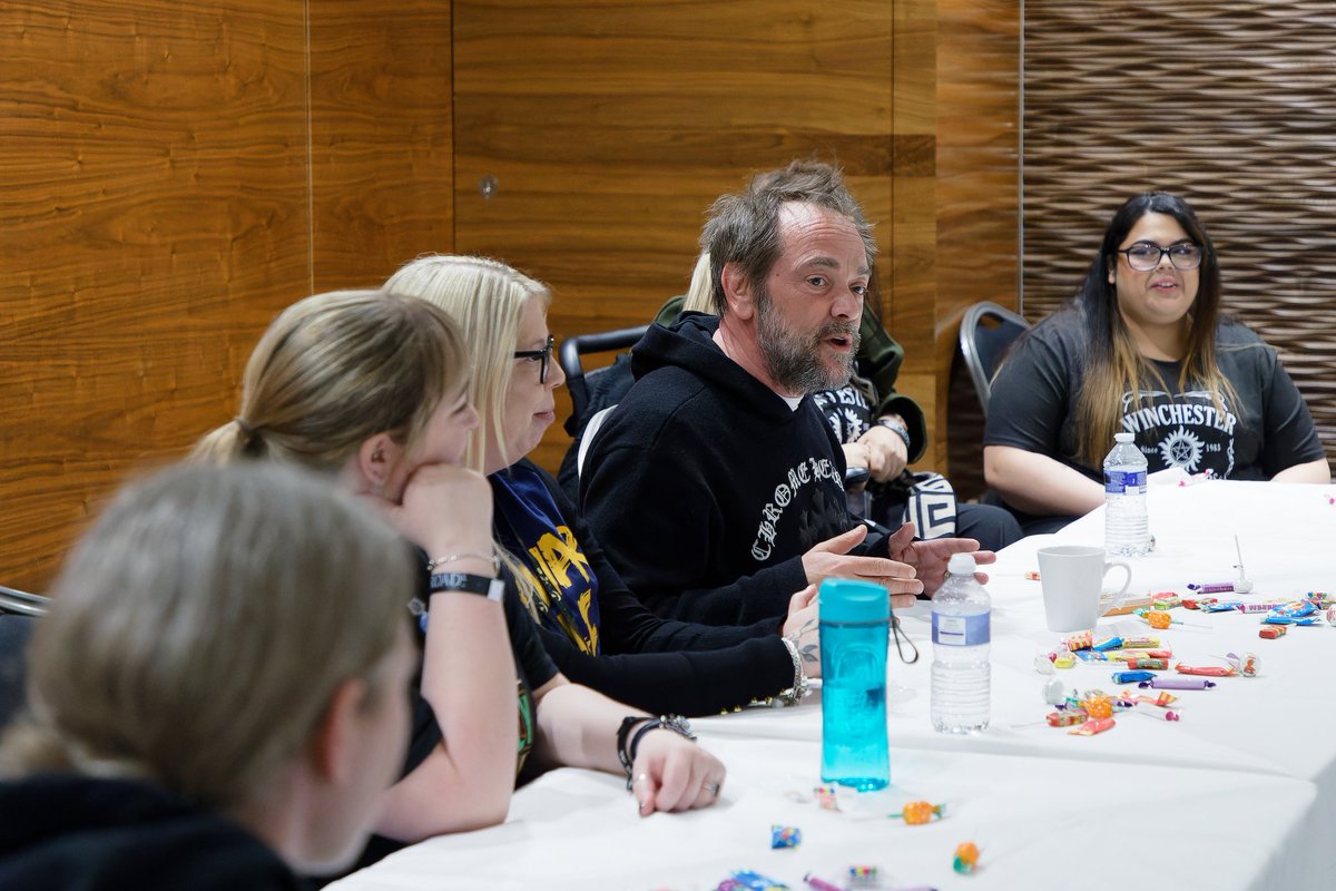 Mark Sheppard chatting with some of his fans while attending Starfury Cross Roads 8 last weekend.
