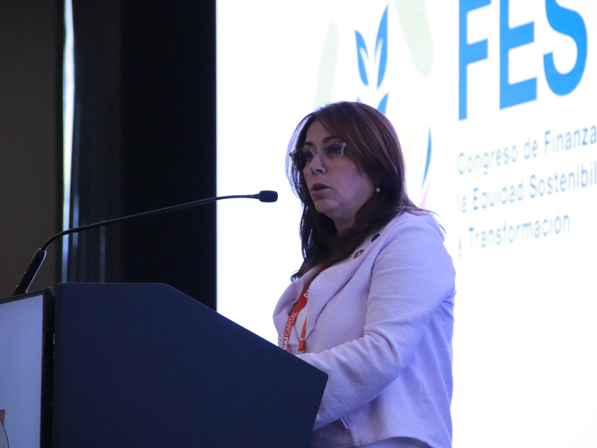Nuestra Coordinadora Residente, <a href="/VillarMireia/">Mireia Villar Forner</a> participa en el #FEST de <a href="/Asobancaria/">Asobancaria</a> con una presentación magistral sobre ¿Cómo integrar el financiamiento climático y de la biodiversidad desde la banca? 

📷 <a href="/Asobancaria/">Asobancaria</a>