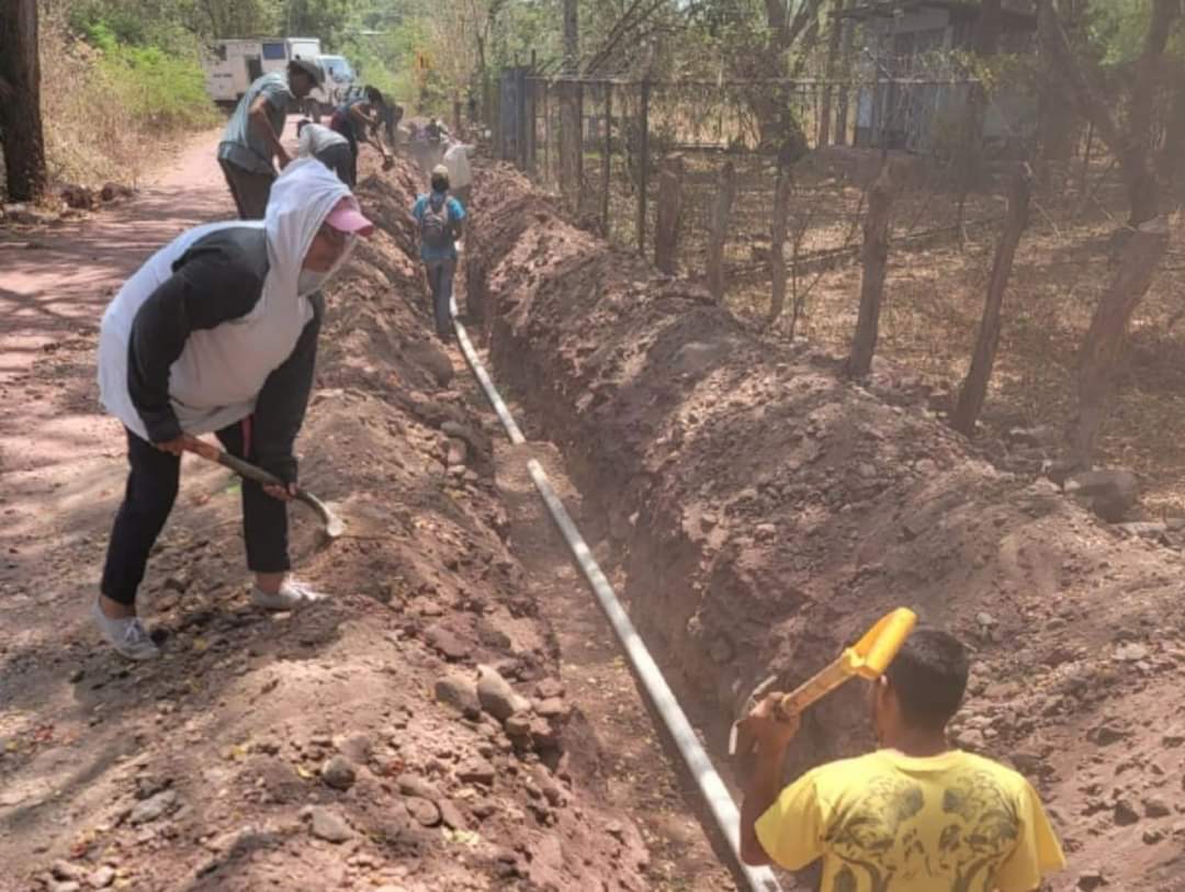 3/4 Por tal motivo se suspenderá el servicio de agua potable de 1 de la tarde del viernes 3 de mayo, a 1 de la madrugada del sábado 4 de mayo, a 40 mil familias de los barrios del Distrito 6 y 7, y en menor proporción barrios de los Distrito 4 y 5. #UnidosEnVictorías @Amanecerabz