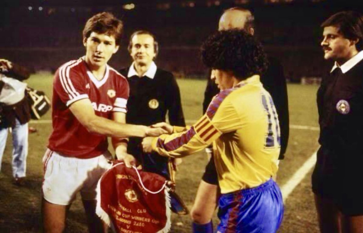 Bryan Robson y Diego Maradona. #MUFC #FCBarcelona