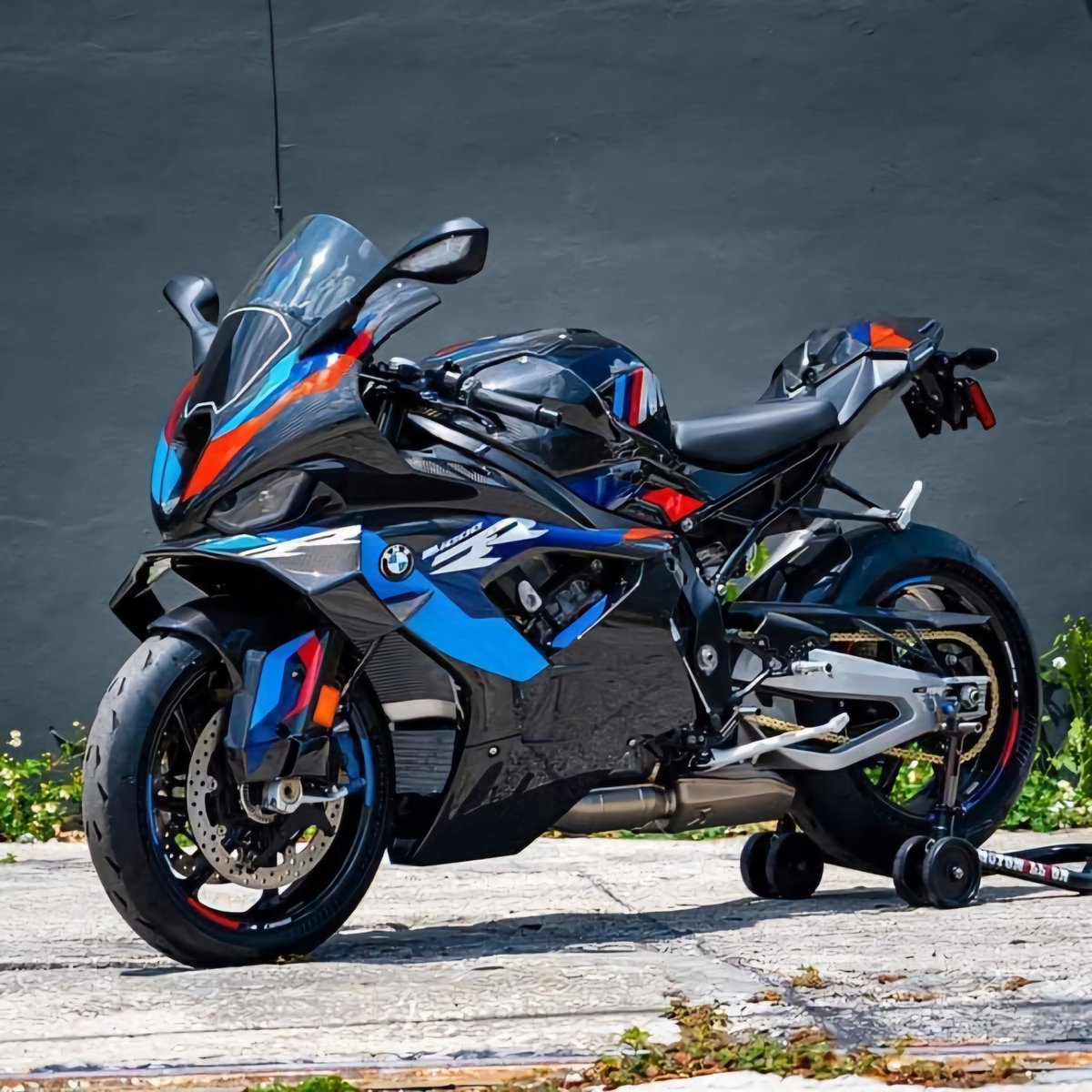 BMW M1000RR🖤💙❤️

#NicolaeSimion #Motorcycle #CarbonFiber #MotoGP #BMW #S1000RR #M1KRR #Black