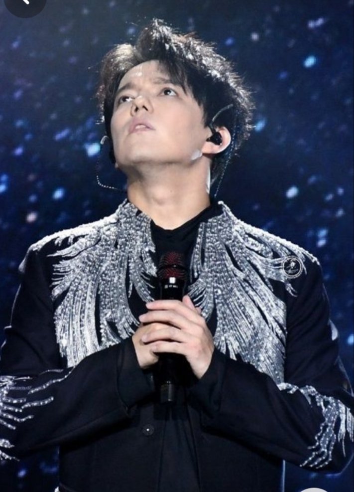 @DDears00 There are songs that touch our hearts like no one else can. A BEAUTIFUL HEART #SmokeByDimash #DimashConcertBudapest