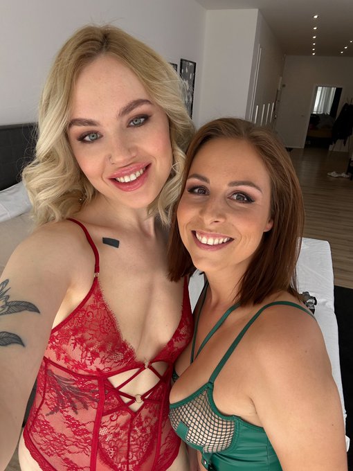 My first-time pussy fisting and such a great shooting with @sainzsainzz for @CzechVR &hearts;️ https://t.co