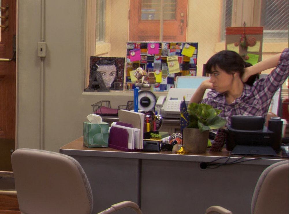 AW april put the art frame leslie made her on galentine's day on her cubicle that's such a cute detail