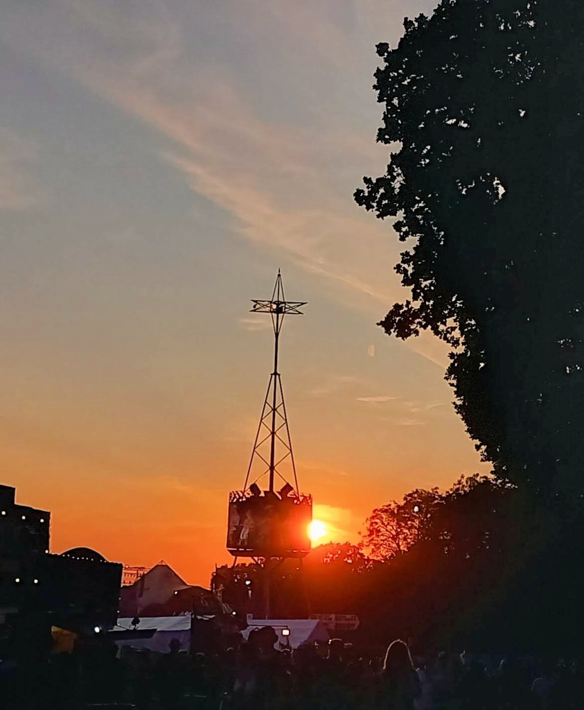 Around 9pm, with dusk closing in fast on a glorious Thursday last year.. ❤️ #Glastonbury 😎