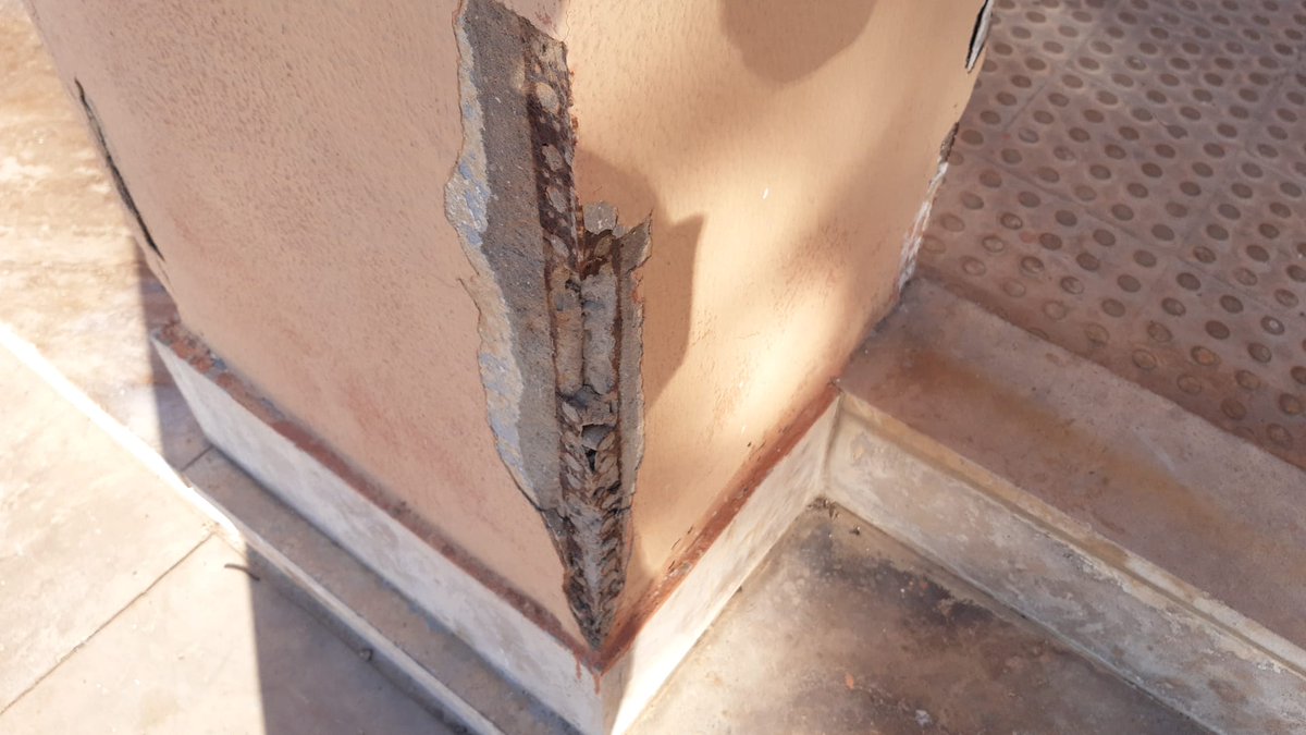 <a href="/generalitat/">Generalitat</a>
<a href="/AjuntamentVLC/">Ajuntament València</a>
Así esta el edificio de las antiguas escuelas en el Perellonet, donde comparten espacio, vecin@s, mayores y centro auxiliar de salud.
#Lavalenciaolvidada