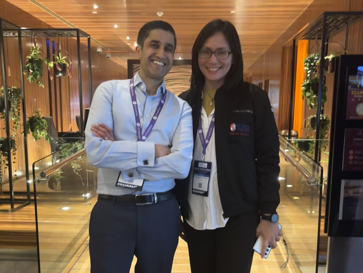 What I love most about medical conferences - meeting people and spanning continents I got to meet Alex, an RA Frllow who works with @scmbraganza in the Philippines 🇵🇭 Claire - your Fellow is awesome and thank you for your lovely present 🙏🏽