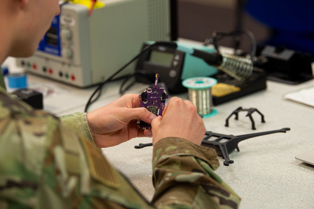 Three cadets in #USAFA's Department of Electrical and Computer Engineering created, modified, and evaluated drones tested in a demonstration with a leading aerospace and global security company. 🤖🛩️ Learn more about this project: usafa.edu/swarming #drones #flyfightwin