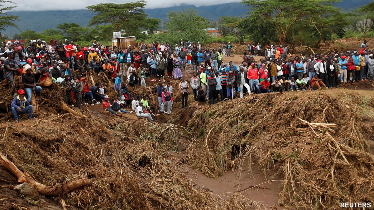 📷: Residents watch as members of the Kenya Defense Forces (KDF) search for the bodies of missing people after flash floods wiped out several homes following heavy rains in Kamuchiri village of Mai Mahiu, Nakuru County, Kenya, May 1, 2024. (Reuters) voanews.com/a/kenya-floods…