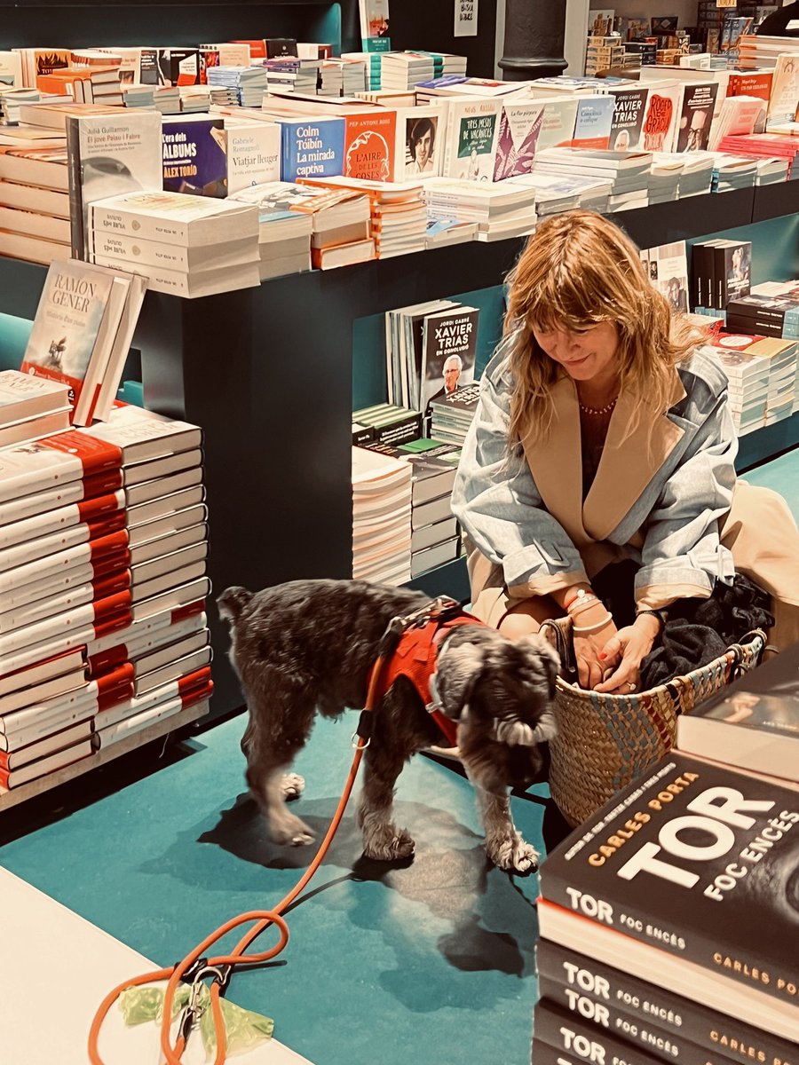 A ona estimem els llibres, les persones i els gossos. La vida de les persones amb llibres i gossos sempre és millor. Cada dia passen llibres i aquí també cada dia passen gossos. Oh, benvinguts, passeu, passeu.