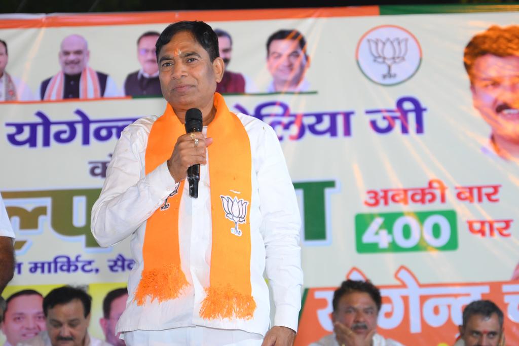 yogenderchando1's tweet photo. बह रही विकास की बयार
अबकी बार 400 पार

 हनुमान मार्केट, सेक्टर-17 रोहिणी में आयोजित संकल्प सभा में उपस्थित स्थानीय प्रियजनों से संवाद करने का सौभाग्य प्राप्त हुआ।

इस दौरान उमड़े इस अथाह जन सिंधु ने यह सिद्ध कर दिया कि यहां का जन-जन 'विरासत' को 'विकास' से जोड़ने वाले माननीय प्रधानमंत्री श्री नरेन्द्र मोदी जी पर अटूट विश्वास रखता है और वे अपने मताधिकार का सदुपयोग करते हुए आदरणीय मोदी जी को तीसरी बार माँ भारती की सेवा का पुण्य अवसर प्रदान करने हेतु संकल्पित है।

#YogenderChandolia #BJP4INDIA #LokSabhaElections2024 #NortWest #PhirEkBarModiSarkar #AbkiBaar400Paar #BJP4Delhi #Delhi #ModiJiKaYogender

@narendramodi @JPNadda @AmitShah @OPDhankar @Virend_Sachdeva @PavanRanaRSS  @bjp4india @bjp4delhi @blsanthosh