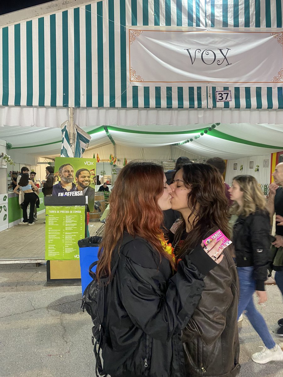 Dos chicas se besan en frente la carpa de @vox_es Intolerable lo que ocurrió a continuación... Nada.