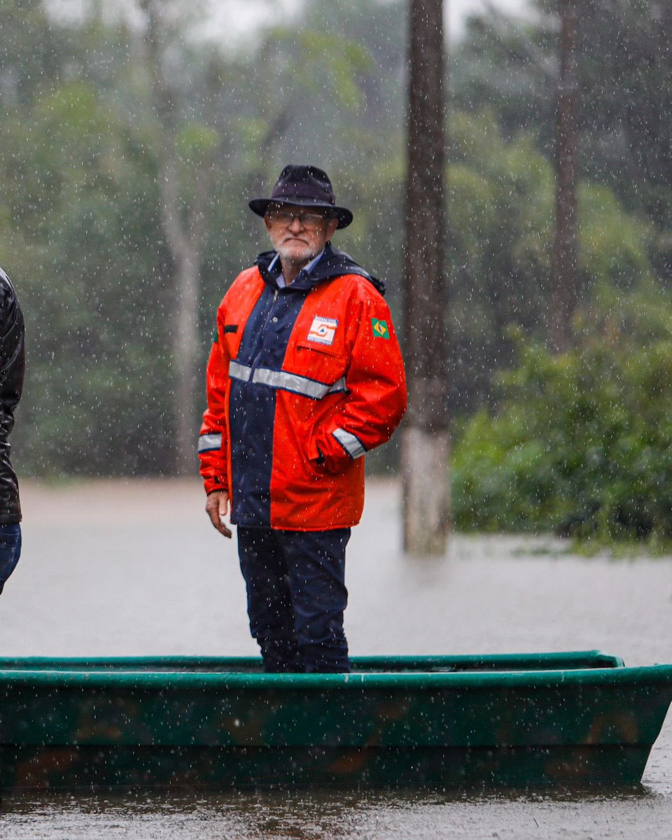 Essa foto do <a href="/diguecardoso/">Digue Cardoso</a> ilustra bem o prefeito Vanazzi nestes últimos dias, e noites, a pé, de carro, de barquinho, enfrentando a calamidade climática que assola São Leopoldo assim como todo o Estado. Trabalho, trabalho e trabalho. 👏🏼👏🏼👏🏼

#equipe