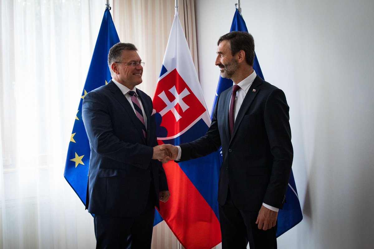 🇸🇰🇪🇺 No better place to mark #20YearsTogether than in Slovakia. At @SlovakiaMFA, we not only reflected on the past two decades but also discussed the EU's 🔝 strategic interests, incl. ways to firmly boost our competitiveness. Thank you, Ministers J. Blanar and @k_edtstadler.