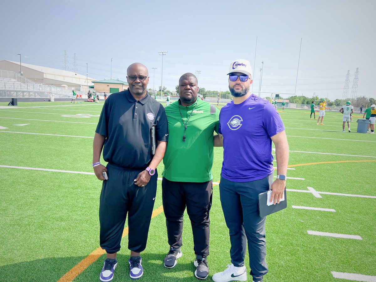 It was a pleasure to have @CarlosLynn and @Coach_McHugh in The Land today! Great fellowship and an awesome opportunity to grow as coaches! Coach dropped a few 💎’s as always! #TAAT #TrojanNation🟢🟡