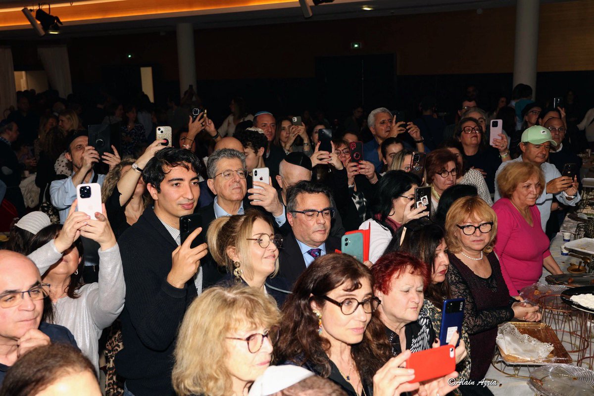 Accueil de la Ministre de la culture @datirachida ainsi que le Maire de #Paris17 @geoffroyboulard à l’occasion de la célébration de la mimouna à la sortie du dernier jour de Pessah en présence de de @JDBerthault et @Alix_Bougeret au @CejParis