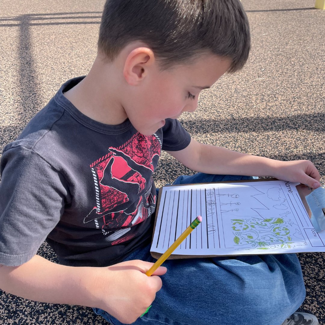 Ms. Jessica's class took to the outdoors with their pencils and wrote about what going green means to them for #WritingWednesdays. For more #GetWildWyo tips on outdoor learning, explore: edu.wyoming.gov/for-district-l…

#WyDeptEd #WYoEdChat