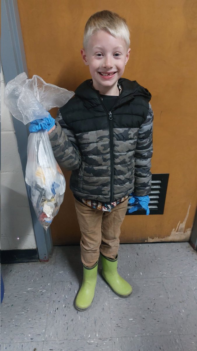 This little Earth Ranger brought his own gloves to school to tidy up the playground at recess. Way to go, my friend! ❤️🌍 #proudteacher @69Sycamore