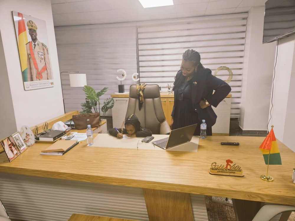 Quand mon fils aspire à signer les arrêtés comme Madame la Ministre <a href="/rppola/">Rose Pola Pricemou</a>. Précieux au-delà des mots. ✨  #AmbitionJeune