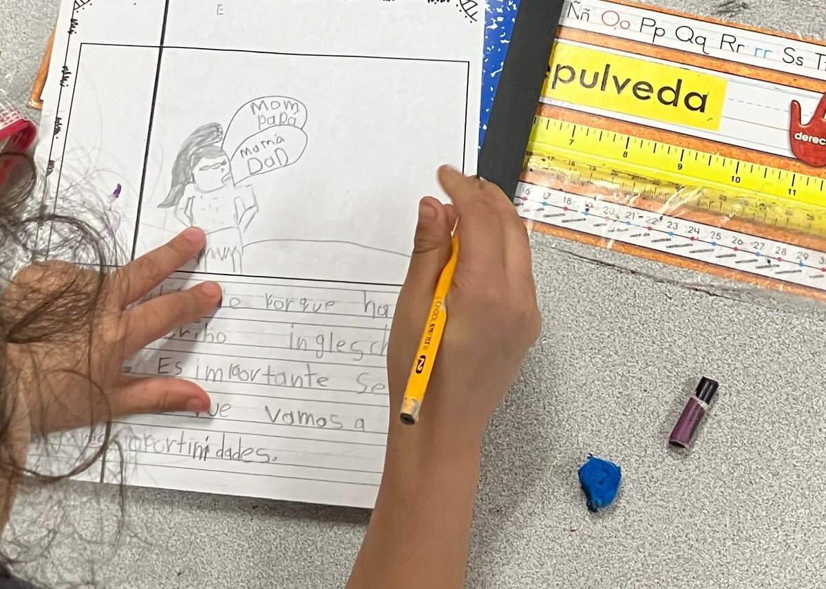 NataliaESL's tweet image. Mr. Saenz extended processing time with Total Response Signal. Students shared their ideas orally with a partner and then with the whole class! #QSSSA with writing in the Kinder! #7StepsCoaching @Seidlitz_Ed @Donna_ISD  Garza Elementary ✍️💯#Bilingual