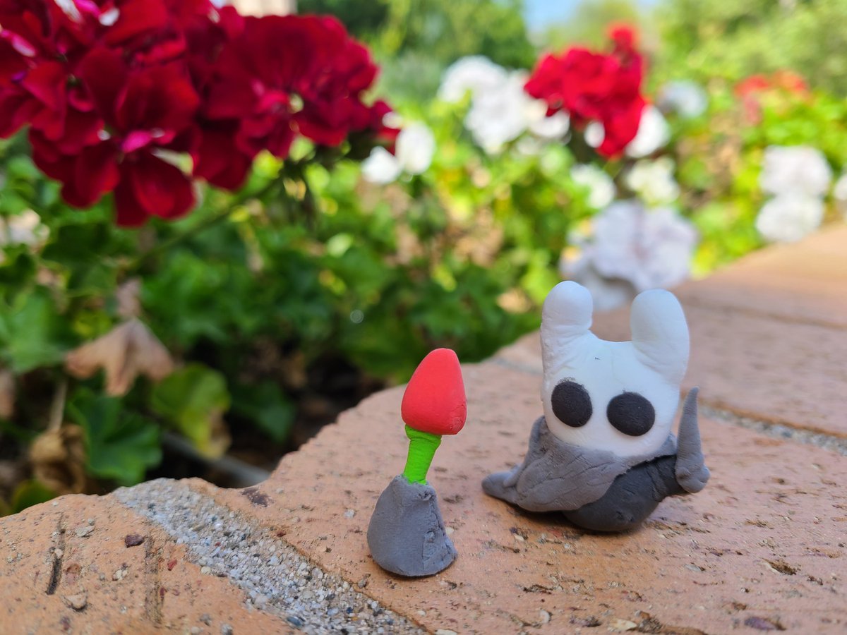 Fam I might get into clayart. Look at him. So cute. So smol. With his favorite flower.

#clayart #hollowknight