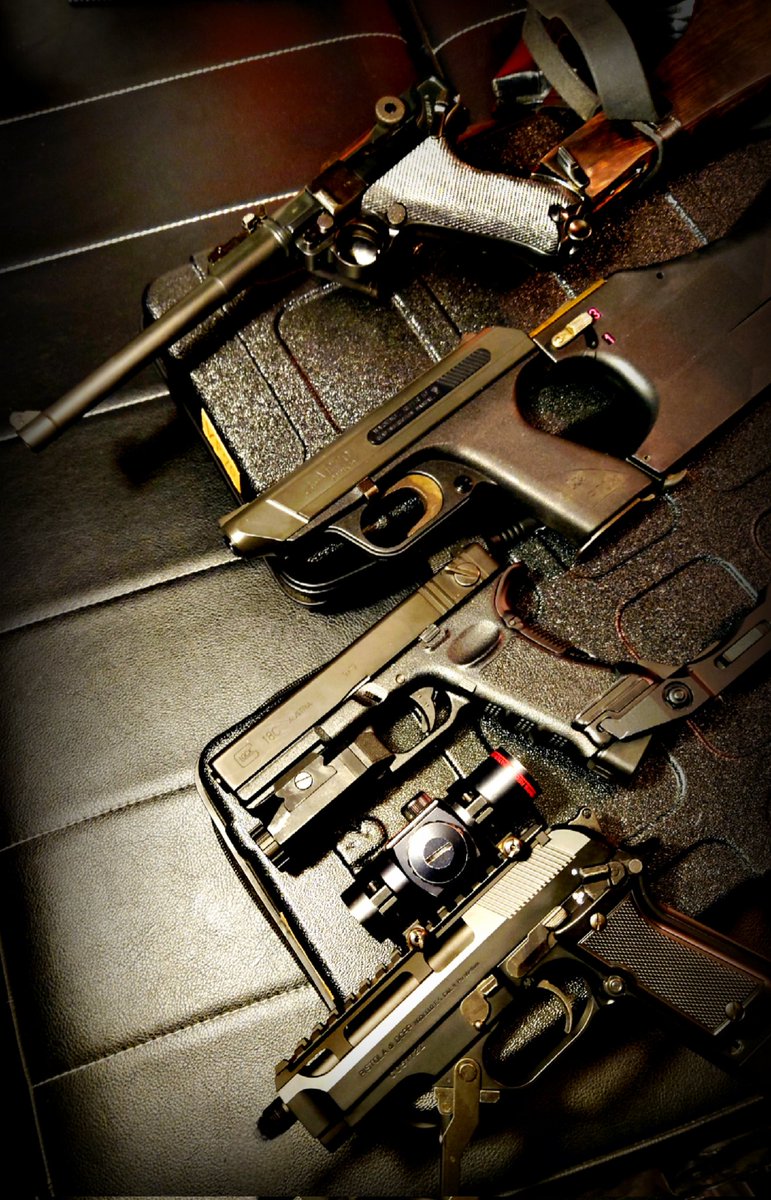 cqb_0's tweet image. わたしはピストルカービン好きなのです🔫

ストックを組み付けるのが古いスパイ物っぽくてかっこいい👍

#P06
#VP70
#G18C
#M93R
#サバゲー
#CQBだと良く当たりますよ
#サバゲーマーさんと繋がりたい
#ガンケースのガン