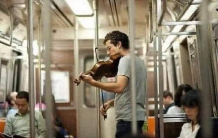 « À Washington DC, dans une station de métro, un matin froid de janvier en 2007, un homme avec un violon a joué six pièces de Bach pendant environ 45 minutes. Au cours de cette période, environ 2000 personnes sont passées par la gare, la plupart d'entre elles se rendaient au…