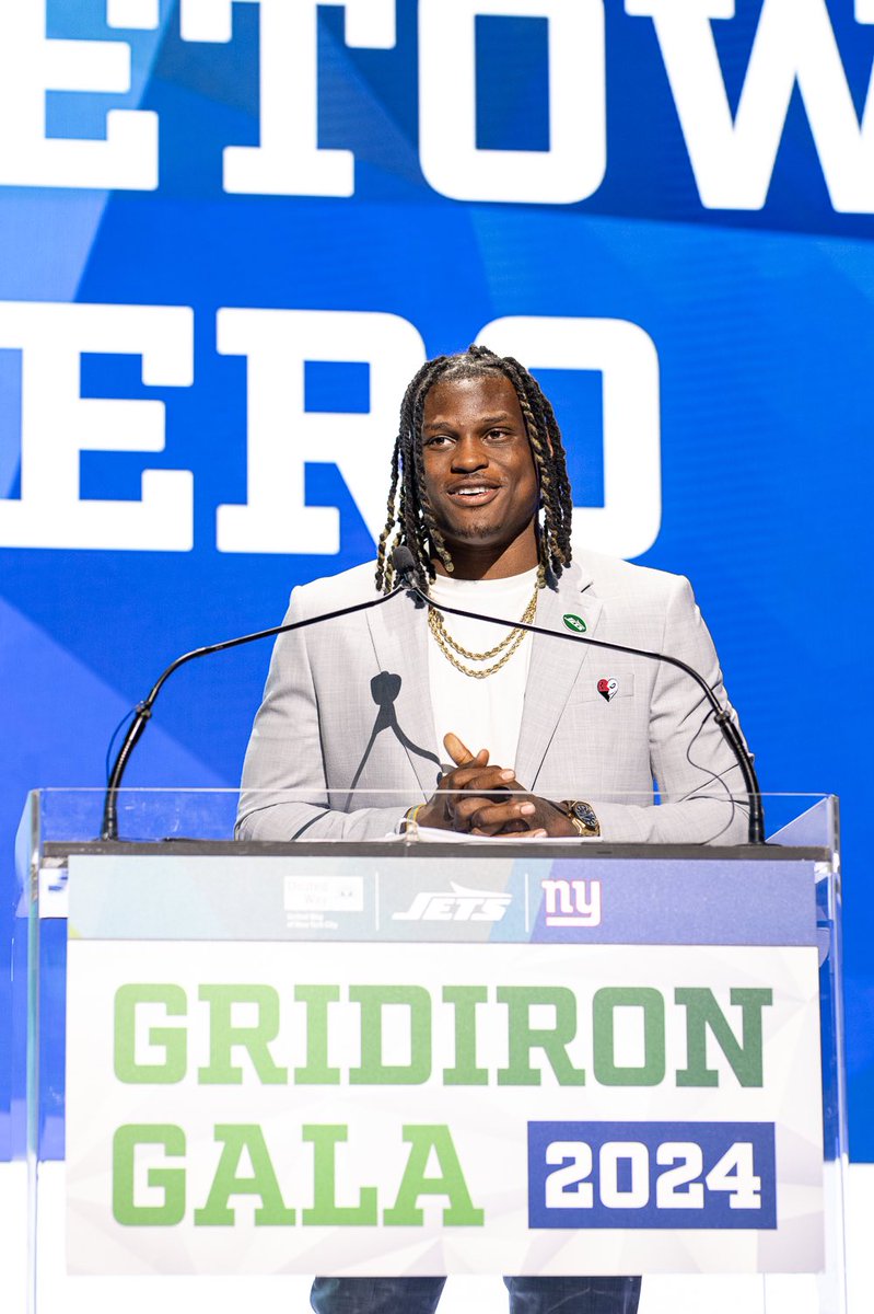 Congratulations to 2024 #GridironGala Hometown Hero @quincywilliams_, linebacker for the @nyjets. The Hometown Hero award recognizes players who step up during game time and through philanthropic initiatives. 🏈🏆