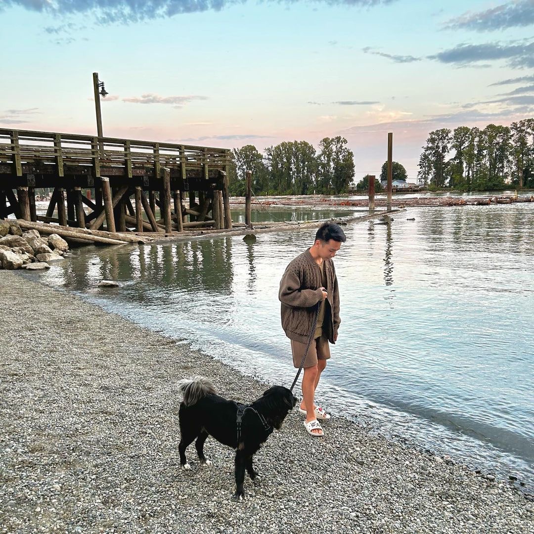 Finally, the sun is shining in River District! We're thrilled to soak up the sunshine and enjoy carefree riverside strolls. It's the perfect day to make some joyful memories by the water. ☀️ 📸 IG: ms.rabbit.thedog #RiverDistrictVancouver #DogsOfRiverDistrict #RiversideVibe
